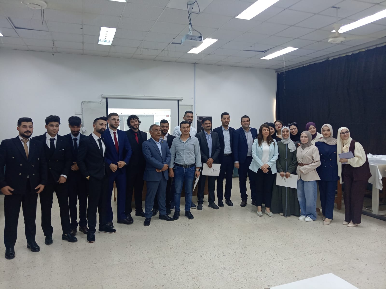 بدء مناقشة مشاريع التخرج و المواد العملي في كلية الفنون الجميلة 