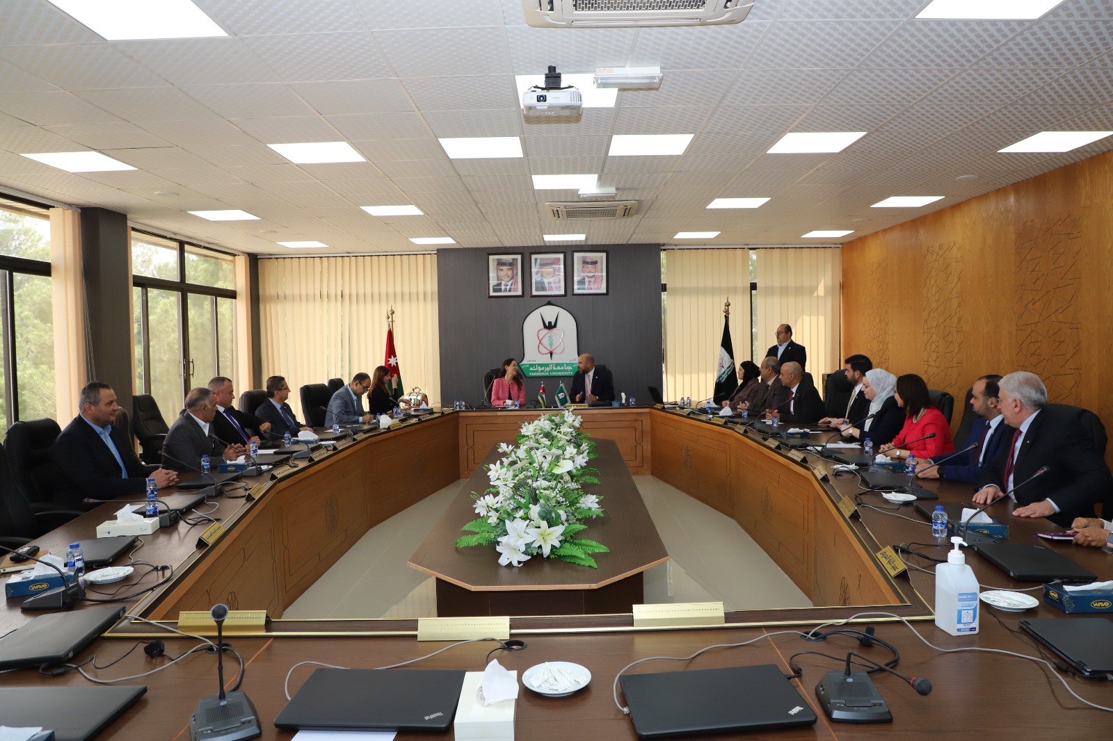 اليرموك والسفارة السويسرية: رؤية مشتركة لتعزيز آفاق التعاون الأكاديمي والبرامج التعليمية المشتركة 