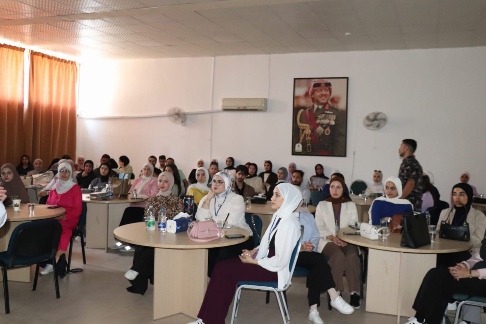 ورشة إثرائية لقسم التصميم والفنون التطبيقية تعزز المعرفة التطبيقية لدى الطلبة