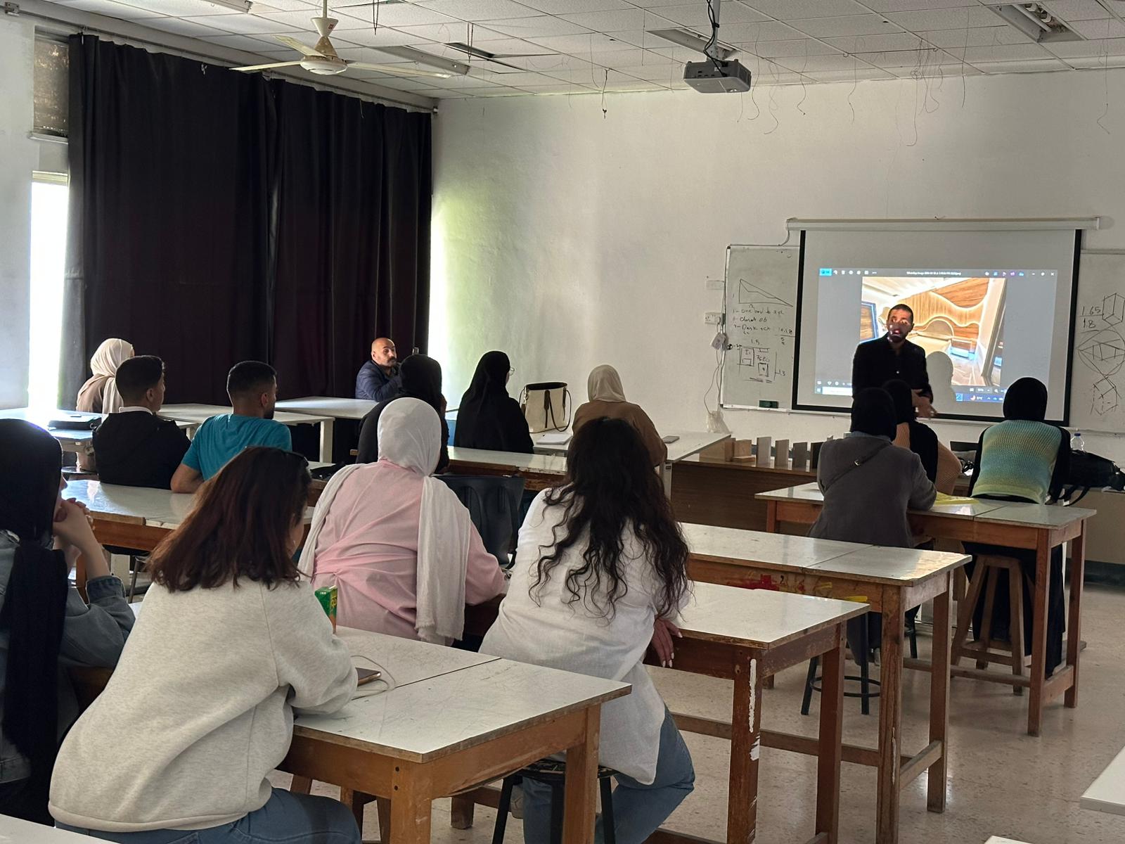 ورشة متخصصة بعنوان “من الفكرة إلى القطعة: رحلة تصميم الأثاث” في كلية الفنون الجميلة 